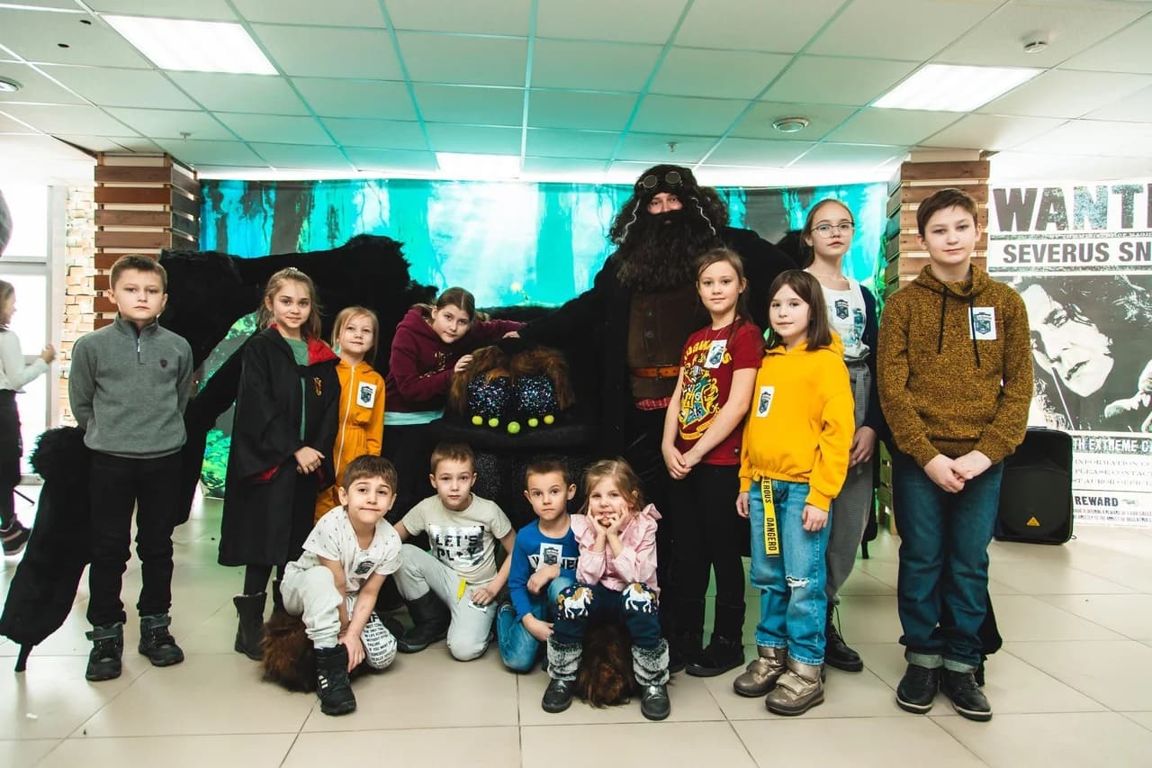 Школьная группа в зале музея Гарри Поттера «Хогвартс Холл» в Красноярске